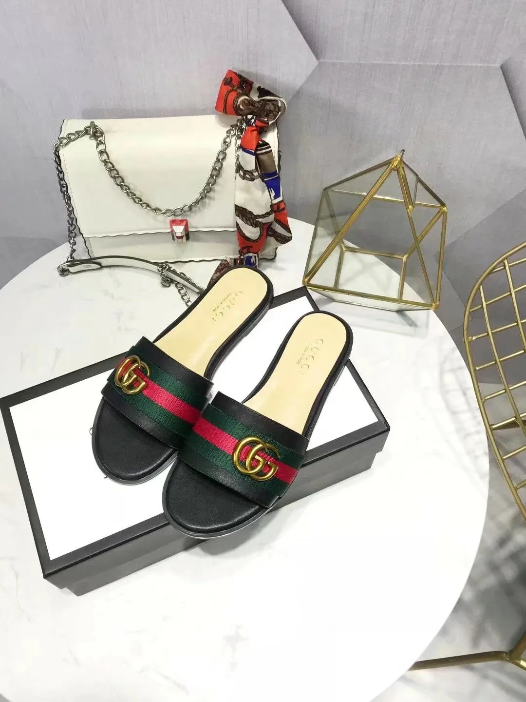 👟👟Ex-factory price 280👟👟 Gucci slippers. All in sheepskin. Sheepskin feet with original GUCCI bronze buckles. High-end atmosphere. Wear-resistant and non-slip branded rubber outsole. 35-42 yards. (41*42 can be customized, non-refundable and non-exchangeable* Welcome new and old customers to sell as shown in the picture)